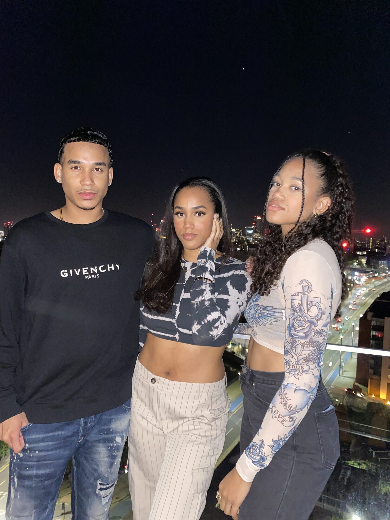 Joshua Arthur (JJDREAMSS) · London — The London flat, Anna and Rebecca in the frame again